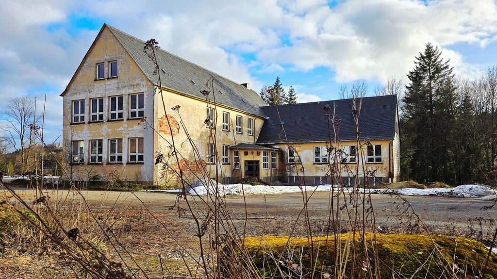 Schierkes Schule steht seit Jahren leer. Jetzt ist das ungenutzte Grundstück für ein neues Wohnprojekt vorgesehen.