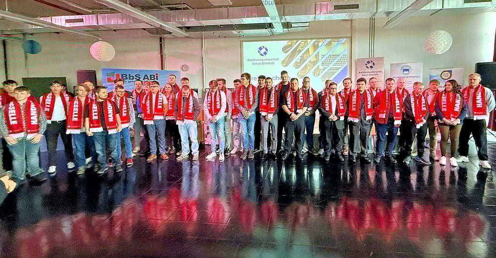 44 junge Frauen und Männer nehmen im Berufsschulzentrum „August von Parseval“ ihre Gesellen- und Facharbeiterbriefe entgegen.