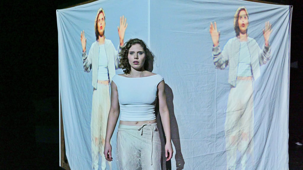 Luisa Jäger spielt in „GeminEye“ die Rolle der Mia und begegnet ihrem Internet-Avatar. Das Jugendstück setzt sich mit sozialen Medien und Künstlicher Intelligenz auseinander.