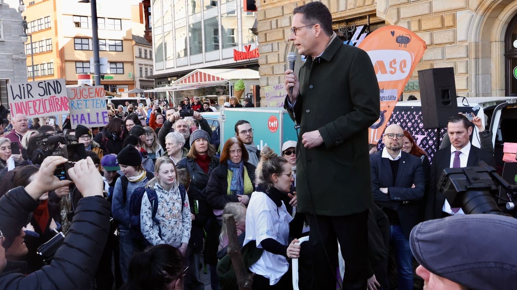Etwas mitzuteilen hatte Halles Oberbürgermeister Alexander Vogt den Teilnehmern der Demo auf dem Marktplatz.