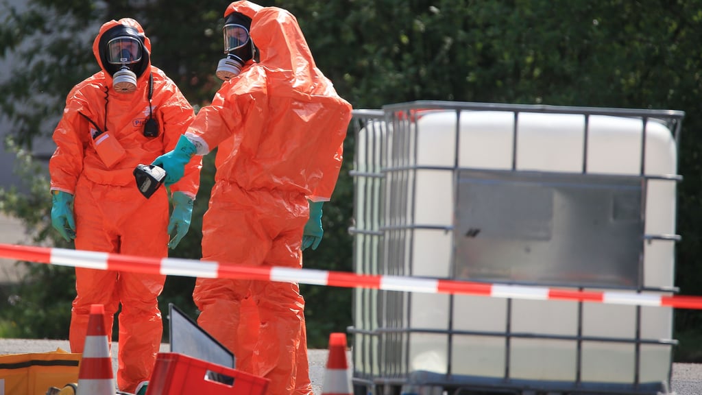 Arbeiten wie hier  unter Vollschutz fanden in Cheine statt.