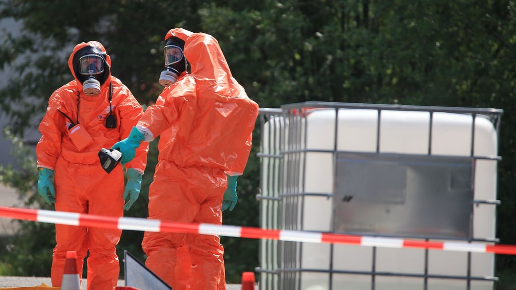 Arbeiten wie hier  unter Vollschutz fanden in Cheine statt.