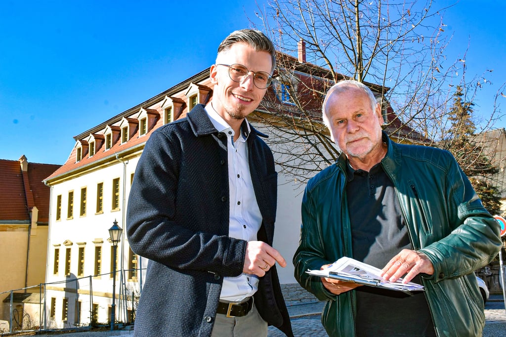 Karl-Heinz Kalke (re.) zeigt Robin Knauf die Baufortschritte am Wilhelminenstift in Zeitz. 
