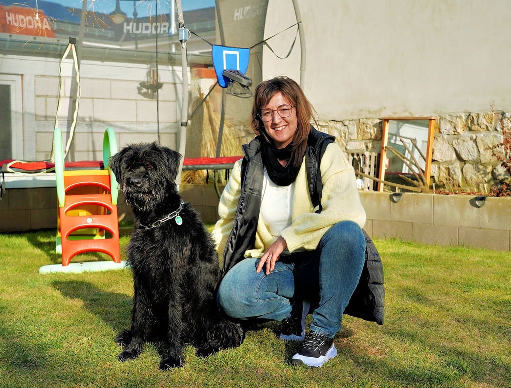 Franziska Balke genießt im heimischen Garten in Balgstädt die ersten kräftigen Frühlings-Sonnenstrahlen mit Riesenschnauzer-Hundedame Raja.