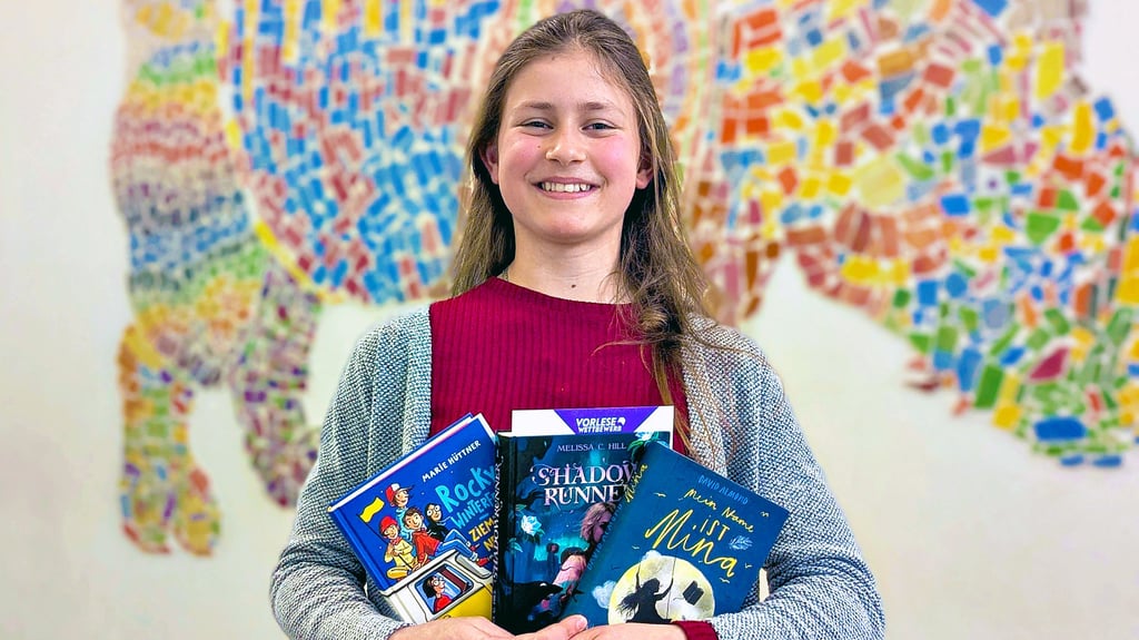 Elsa Klingner am Montag mit ihrem selbst ausgewählten Buch (rechts), dem zuvor unbekannten Buch (Mitte) und dem geschenkten Buch beim Kreisausscheid (links)