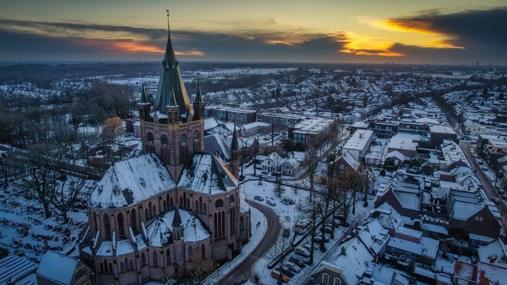 Nein, das ist nicht Osterwieck mit der Stephanikirche, sondern Oisterwijk mit der Sint-Petrus-Kirche.