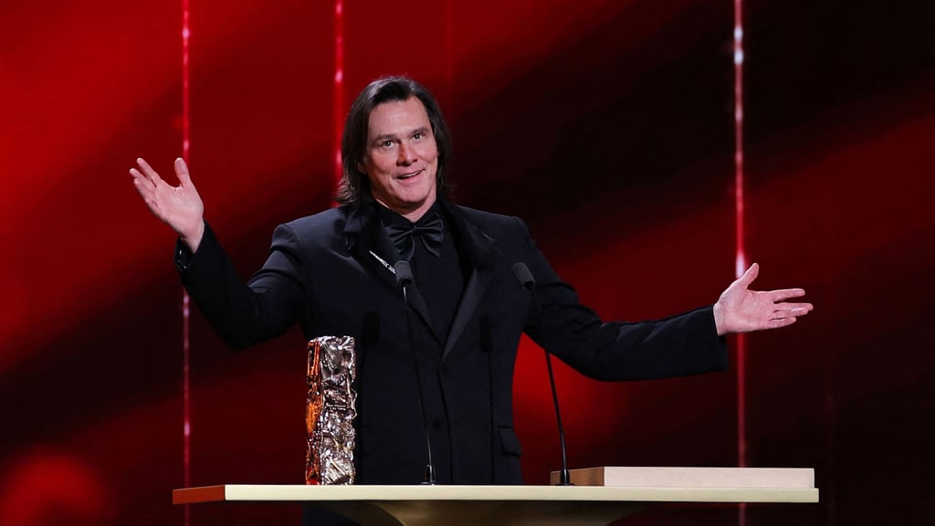 Bei minutenlangen Ovationen bedankte sich Jim Carrey auf Französisch für die Ehrentrophäe.