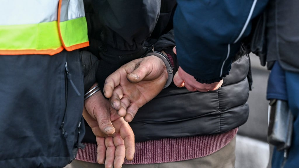 Bei einem Einsatz gegen mutmaßliche Drogenhändler im Märkischen Viertel klickten mehrfach die Handschellen. (Symbolbild)