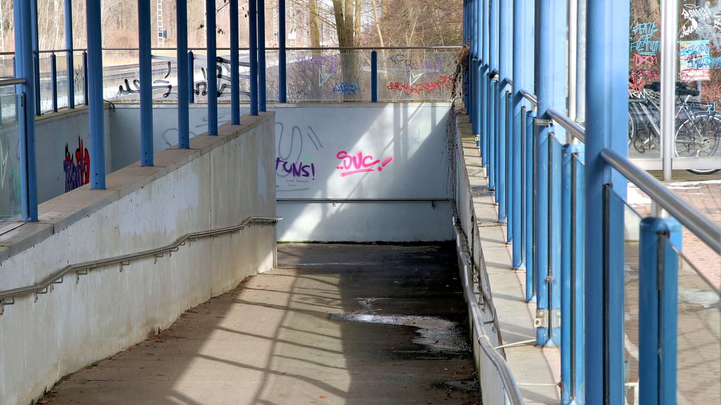 Ein typisches Bild: Beschmiert und verunreinigt zeigt sich  die Bahnunterführung in der Gartenstadt Möser regelmäßig. 