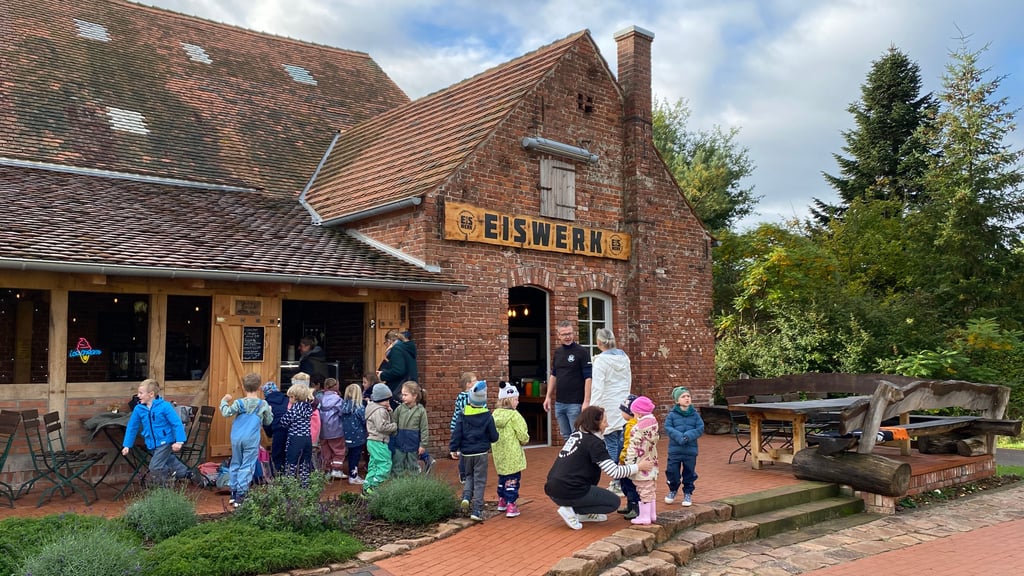 Zum Abschluss der Premieren-Saison gab gratis Eis für die Kita-Kinder der Gemeinde am Eiswerk in Zerben.