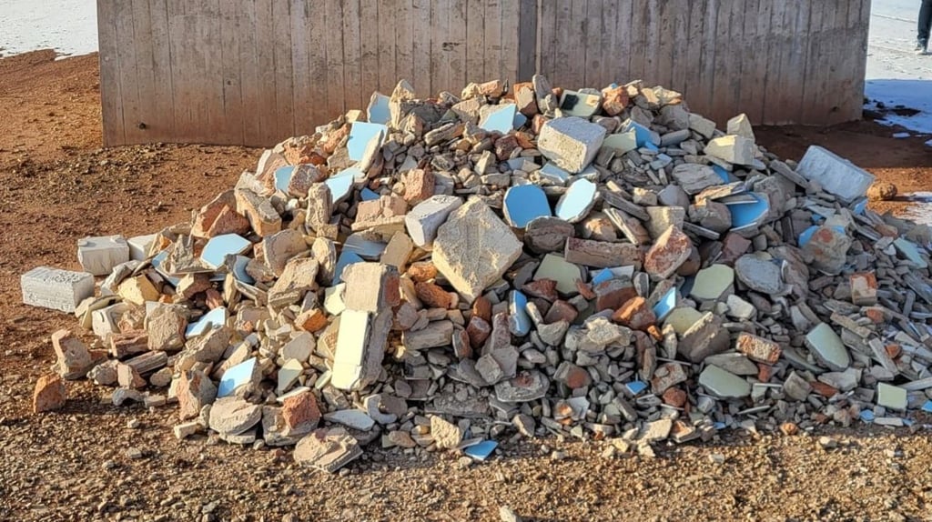 Illegal entsorgter Bauschutt  an der Thyratalbrücke. 