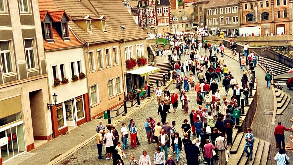 Zahlreiche Gäste strömten bereits 1996, beim ersten Sachsen-Anhalt-Tag in Bernburg, über die Fußgängerbrücke in die Bernburger Talstadt (und umgekehrt). Insgesamt war eine Viertelmillion Besucher dabei.