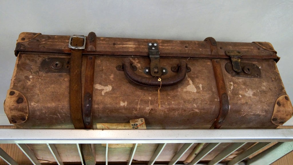 Die Gardelegener Fotofreunde mit dem Foto des Monats Februar zum Thema Alt: Waren das noch Zeiten, als man mit solchen Koffern unterwegs war. Heute sind die begehrte Sammlerstücke.