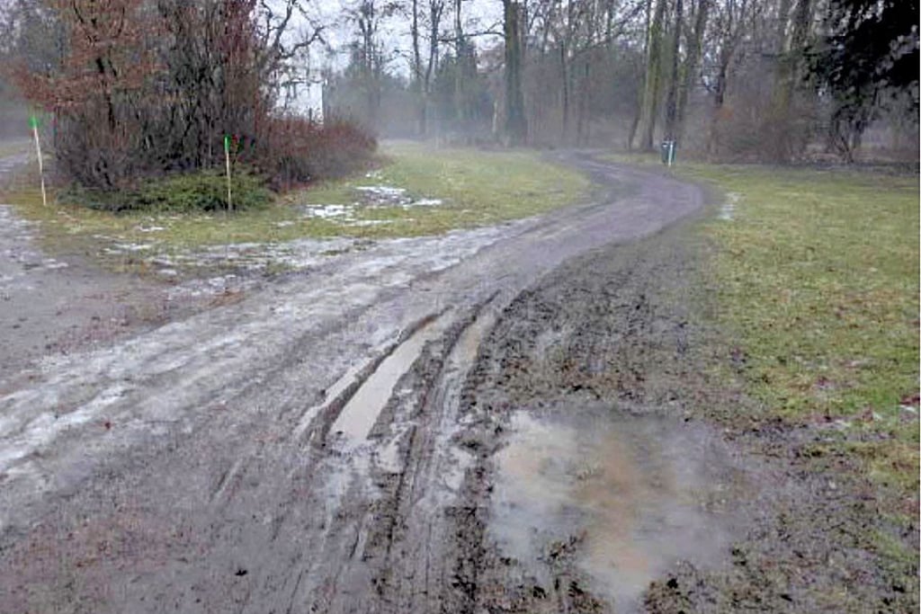Die Wege sehen zerfahren aus. War hier schwere Technik am Werk?