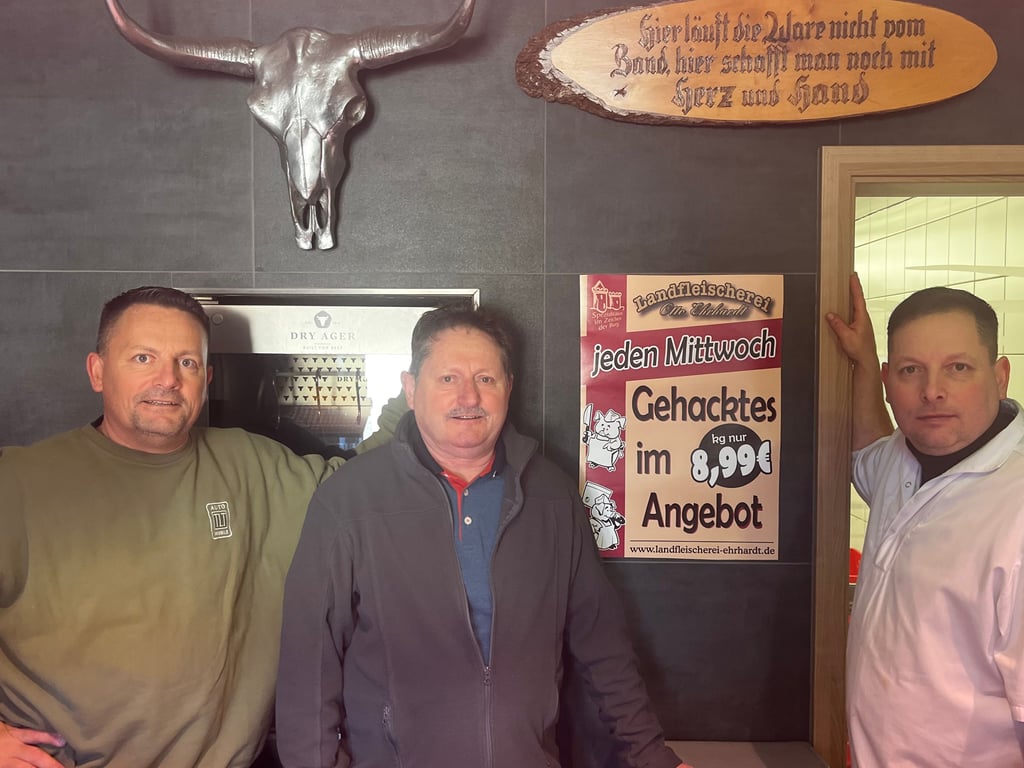Der Firmengründer Otto Ehrhardt (M.), Fleischermeister im Ruhestand, mit seinen Söhnen Marcus (l.) und Kevin in der Filiale in Weißenschirmbach