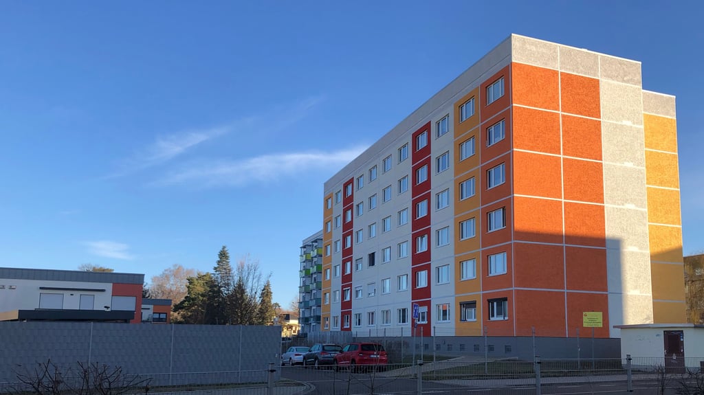 Die Sanierung der Fassade des Mehrfamilienhauses Erlenstraße 4 gehört zu den Projekten, die die Wohnungsgenossenschaft Quedlinburg im Jahr 2025 umgesetzt hat. 2026 will sie zwei Millionen Euro in ihren Bestand investieren.