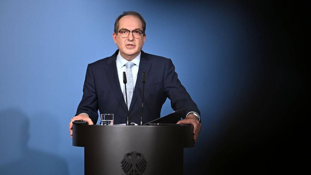 Bundesinnenminister Alexander Dobrindt (CSU) hält nichts von einem AfD-Verbotsverfahren, lässt die Partei aber weiterhin durch den Inlandsgeheimdienst beobachten.