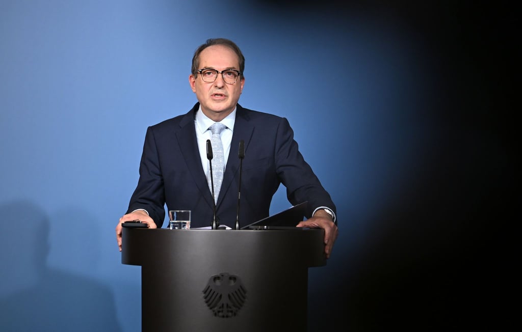 Bundesinnenminister Alexander Dobrindt (CSU) hält nichts von einem AfD-Verbotsverfahren, lässt die Partei aber weiterhin durch den Inlandsgeheimdienst beobachten.