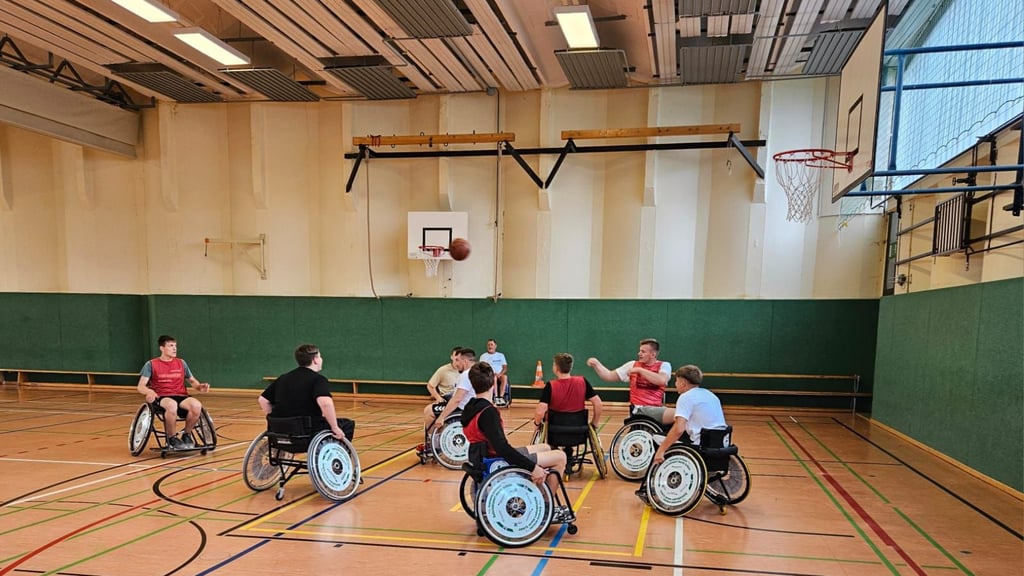 Blick in die alte Turnhalle an der Gemeinschaftsschule Harzgerode an einem Projekttag im Sommer vergangenen Jahres. Die Schüler konnten sich damals im Rollstuhlsport ausprobieren.