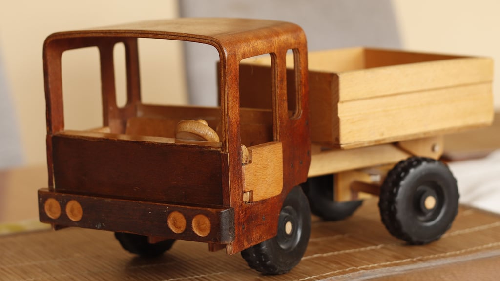 Die Gardelegener Fotofreunde mit dem Foto des Monats Februar zum Thema Alt: Alt ist auch dieses Spielzeug aus DDR-Zeiten in den 1960er-Jahren. Karsten Langhoff hat sein Spielzeug von damals wieder aufgearbeitet und für das Monatsthema fotografiert.