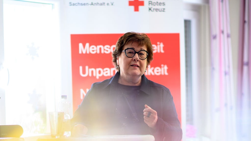 Arbeits- und Gesundheitsministerin Petra Grimm-Benne bei der Vorstellung eines Projekts zur engeren Begleitung ausländischer Fachkräfte in der Pflege- und Gesundheitsbranche.