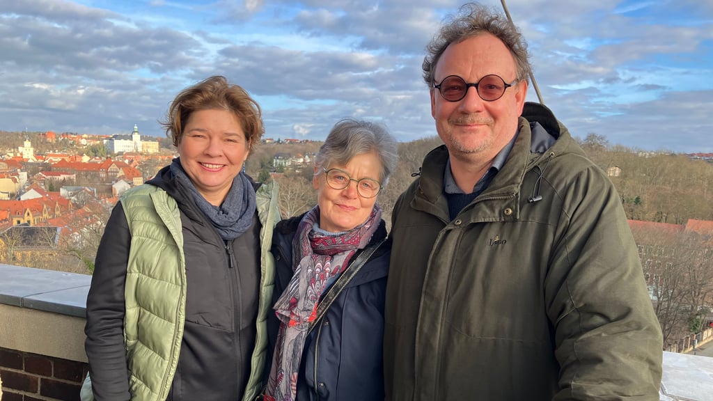 Kümmern sich um die Turmführungen in der Weißenfelser Lutherkirche:  Annett Wirth (li.), Jutta Fricke und Frank Böttger.