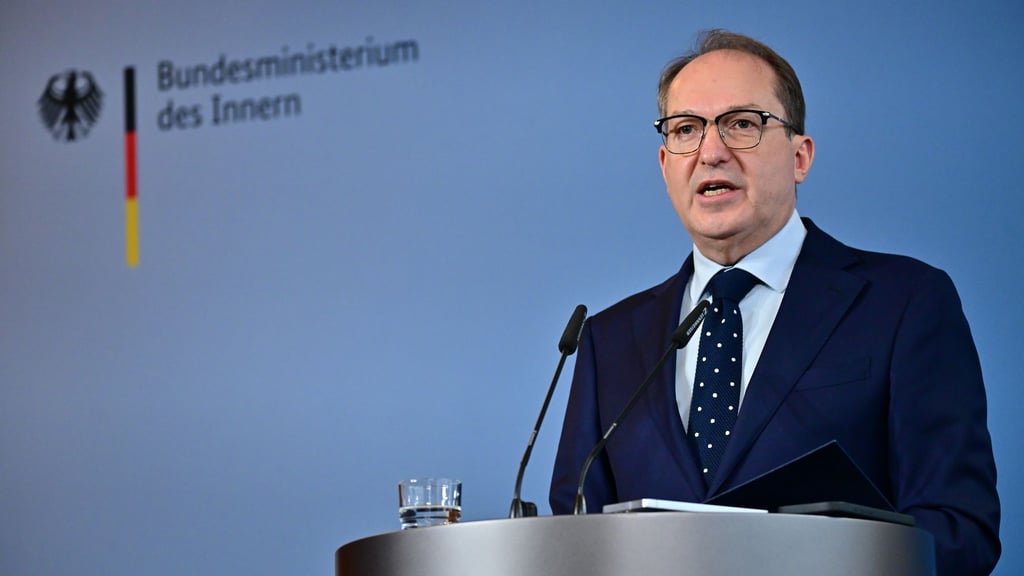 Nach dem Etappensieg der AfD vor Gericht lässt Dobrindt sein Haus ein wichtiges Gutachten nachprüfen.