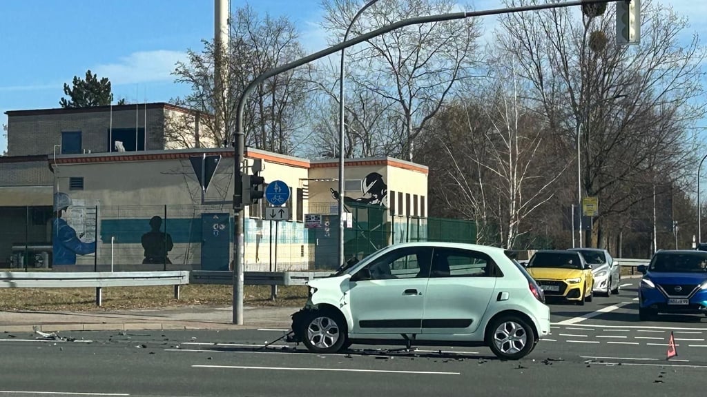 Der Renault wurde durch die Kollision schwer im Frontbereich beschädigt. 