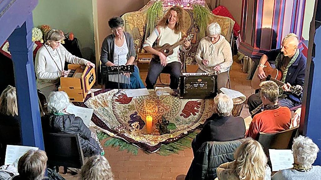 In der Renneritzer Kirche gemeinsam Mantras singen.