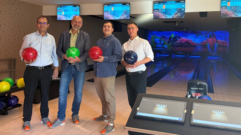 Inhaber Kastriot Kasmi (v.l.) und Bürgermeister Mirko Buttgereit probierten zusammen mit dem Juniorchef Shkelzen Kasmi und Mitarbeiter Kristi Rama die neuen Bowlingbahnen aus.