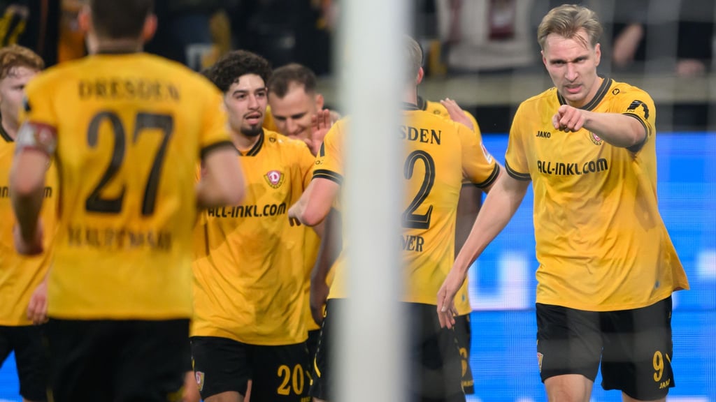 Vincent Vermeij (Dynamo Dresden, r) jubelt nach seinem Tor zum 2:0.