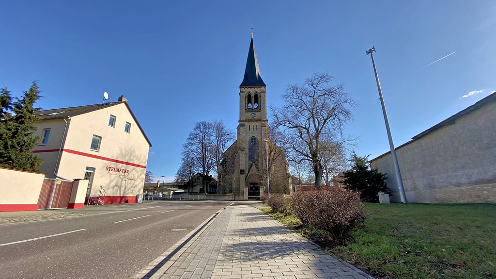 Anfahrt auf den Bördedom: Atzendorf bereitet den Start der Festwoche zum 1.080-jährigen Bestehen vor.