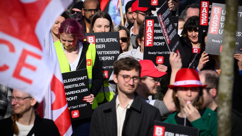 BASF-Beschäftigte protestieren vor dem BASF-Servicezentrum in Berlin-Prenzlauer Berg.