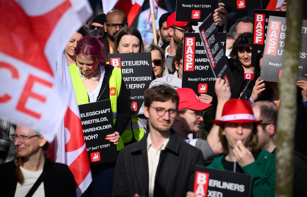 BASF-Beschäftigte protestieren vor dem BASF-Servicezentrum in Berlin-Prenzlauer Berg.