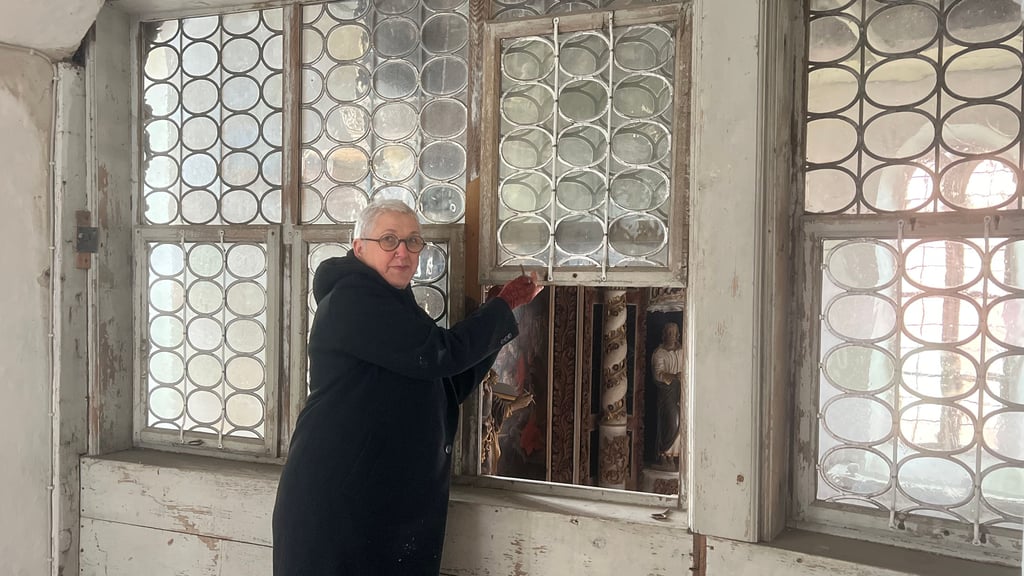 Karin Hoffmeister in der Patronatsloge der Aderstedter Kirche – wo in Kürze ihr neuestes Projekt startet.