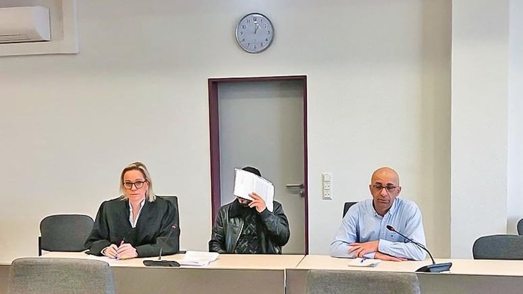 Der Angeklagte mit Verteidigerin und Dolmetscher