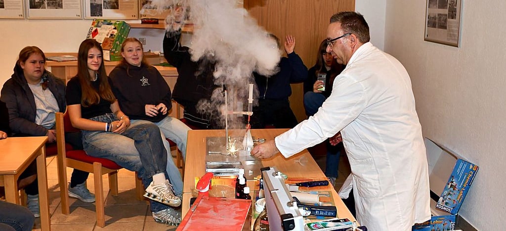 Bei Experimenten  im Rahmen der  Bildungs-Freizeitangebote wird zum Beispiel gezeigt, welche Gefahren von Stichflammen ausgehen. 