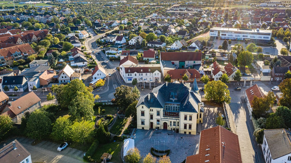 Mit dem sogenannten Bau-Turbo der Bundesregierung soll es einfacher möglich sein, vorhandene Gebäude zu Wohnraum umzunutzen oder bereits bebaute Grundstücke mit weiterem Wohnraum zu bebauen.