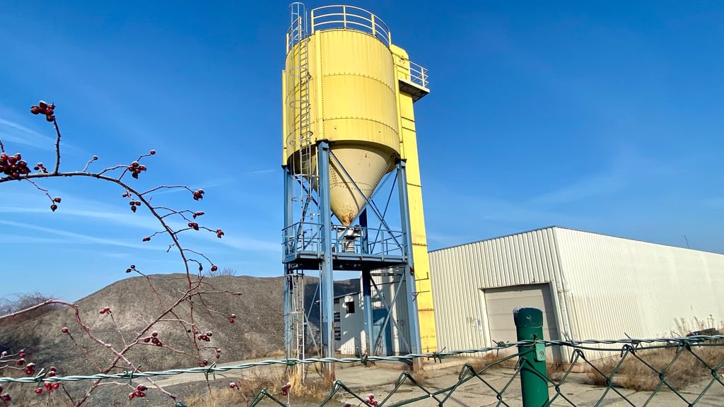 Diese Industriebrache mit einer großen Bruchglas-Halde im Gewerbegebiet von Reddeber stört Einwohner des Wernigeröder Ortsteils seit Jahren.