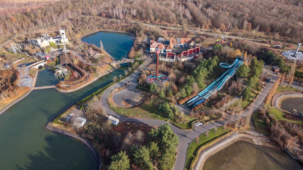Luftaufnahme des Belantis Freizeitparks südlich von Leipzig. Der Vergnügungspark, seit 2023 Teil der Compagnie des Alpes, steht vor einer umfassenden Umgestaltung und soll bis 2031 in einen neuen Themenpark mit Asterix-Bezug verwandelt werden.