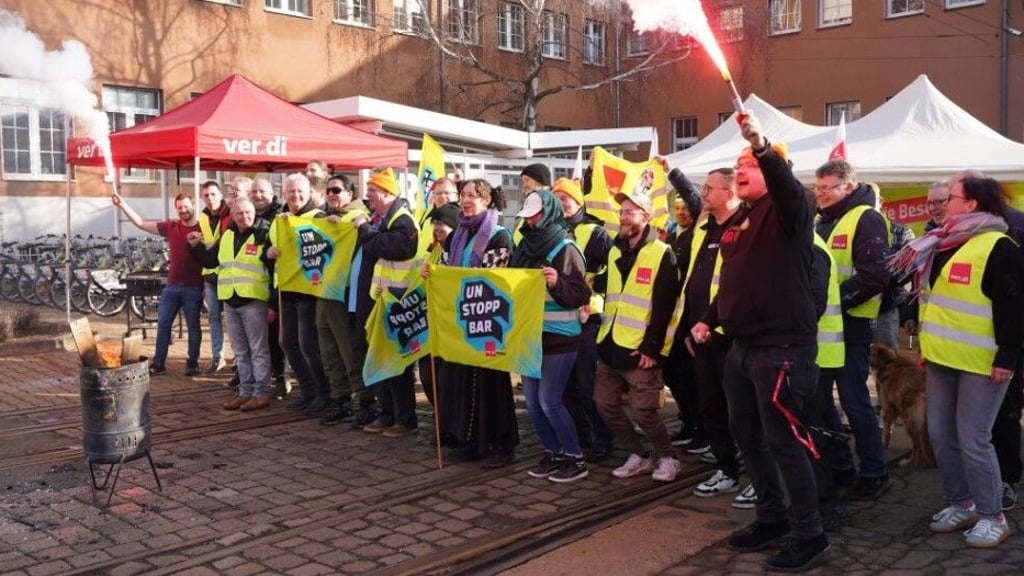 Auf dem Betriebshof der Havag in der Freiimfelder Straße haben sich am Freitagmorgen die streikenden Mitarbeiter versammelt.