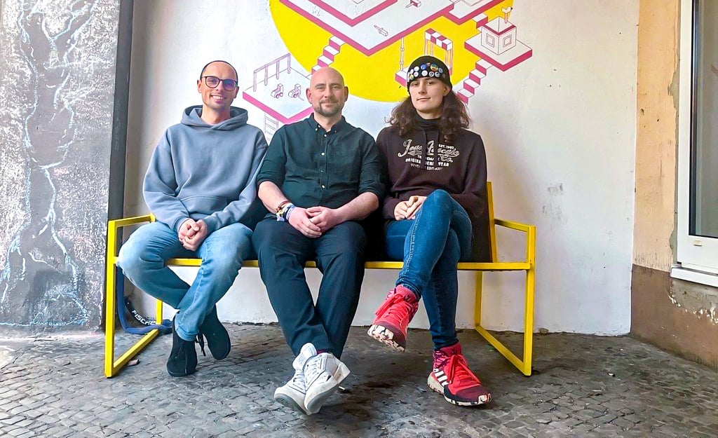 Louis-Mavin Sander, Heiko Gerdes und Riley Pätzold (v.l.n.r.) sind Teil der Initiative Queeres Dessau.