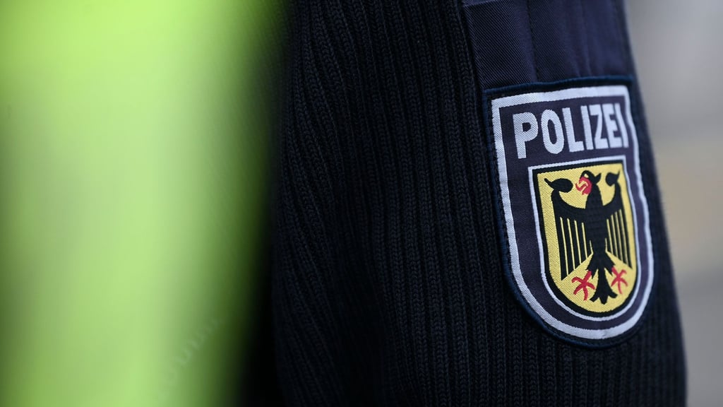 Die Bundespolizei hat einen 31-Jährigen, der seine Ex-Partnerin geschlagen haben soll, gleich zweimal festgenommen. (Symbolbild)