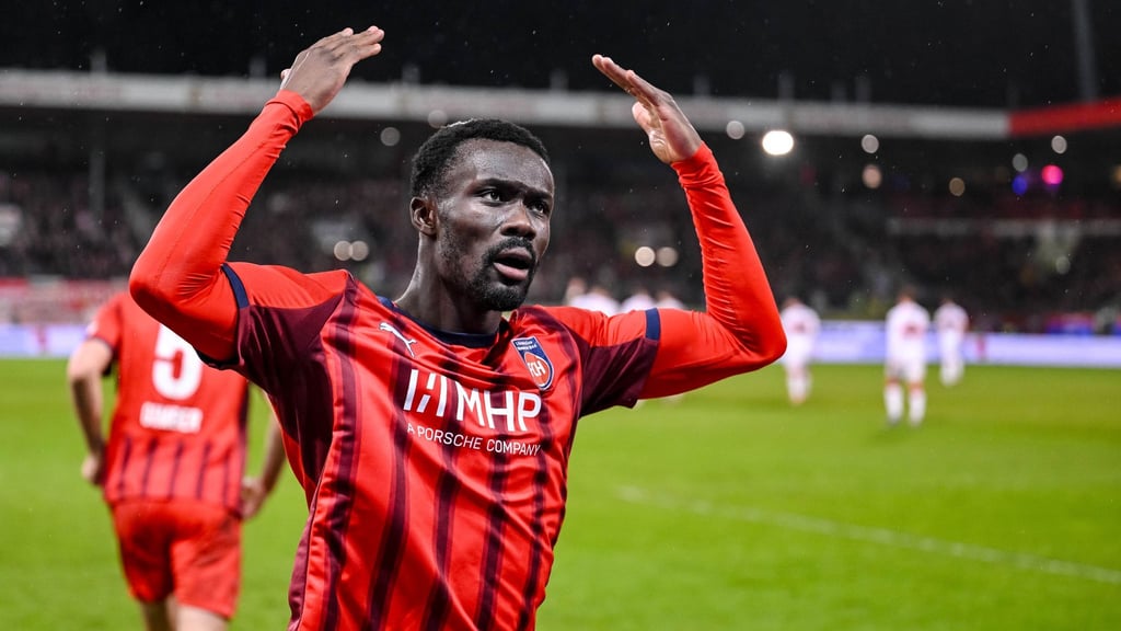 Sirlord Conteh und der 1. FC Heidenheim wollen in Bremen die Wende im Abstiegskampf schaffen.