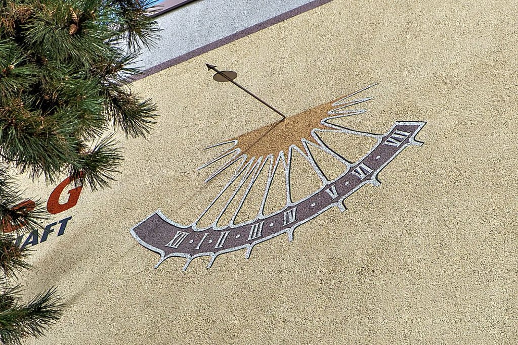 Die Sonnenuhr an der Fassade des Hauses Beethovenstraße 2 in Zeitz. 