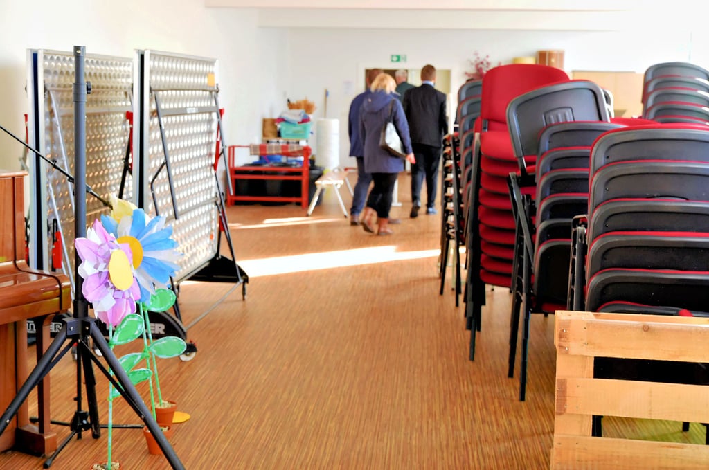 Beim Besuch von Bildungsminister Jan Riedel am 20. Februar wurde auch die seit Jahren wegen des Schadstoffs Naphthalin gesperrte Aula besichtigt. 