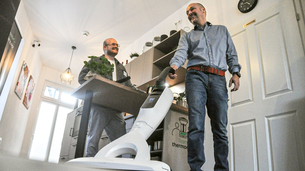 Harry Niemeier (rechts) und Noah Baalke wissen, worauf man bei einem Frühjahrsputz achten sollte.