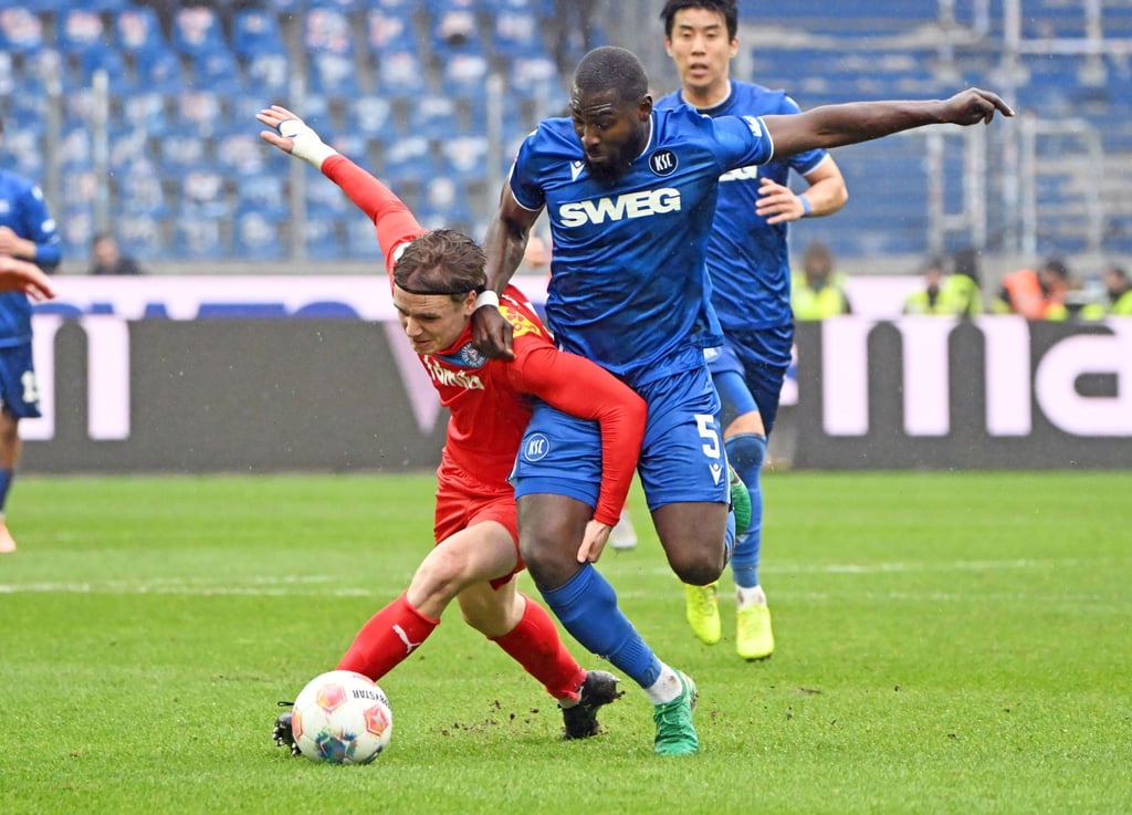 Wie zuletzt gegen Kiel wollen der KSC und Verteidiger Ambrosius (re) auch in Magdeburg leidenschaftlich auftreten.