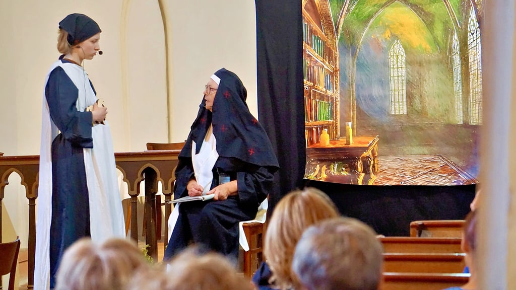 Kinder und Erwachsene bringen im vergangenen Jahr die Jugendjahre Katharina von Boras in Brehna auf die Bühne.