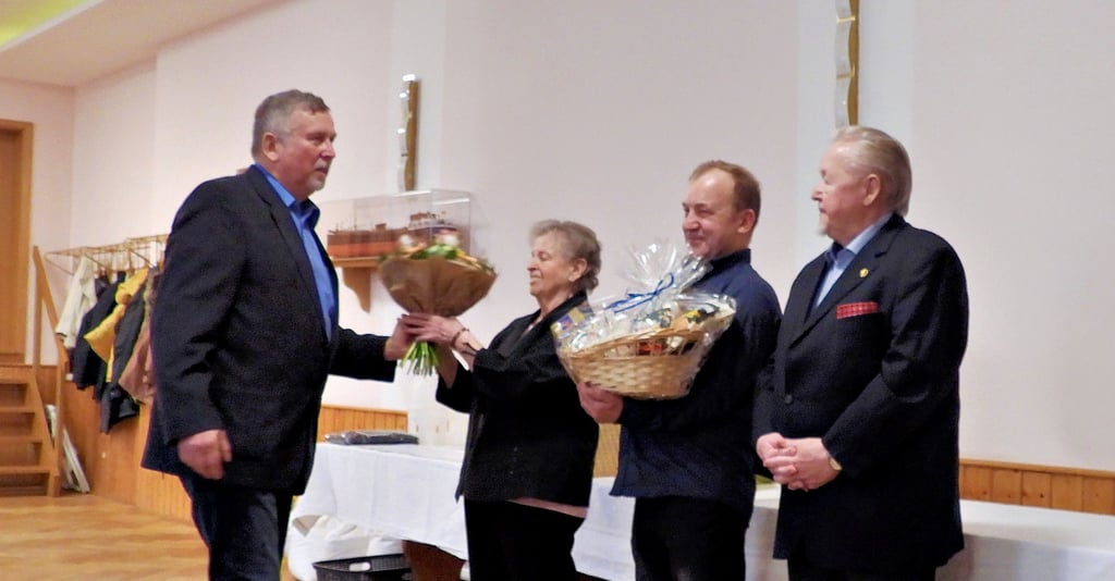  Als Vorsitzender des Vereins wurde Richard Reiß  verabschiedet, für seine Frau gab es einen Blumenstrauß.